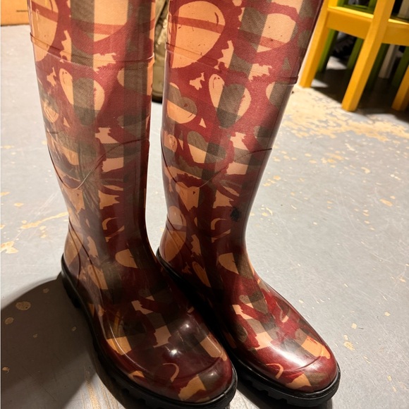 Burberry rain boots ☔️💗 - Picture 6 of 6